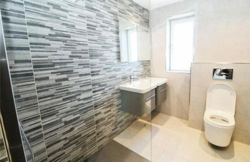 Modern 5 Bedroom Luxury Home with Sea Views and Hot Tub - Photo 26