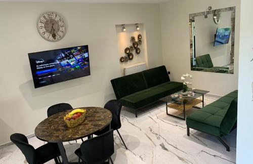 Luxury Home with Garden in the Suburbs - Foto 2