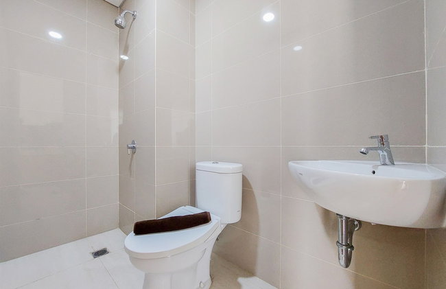 Homey And Comfort Studio Apartment At B Residence - Foto 10