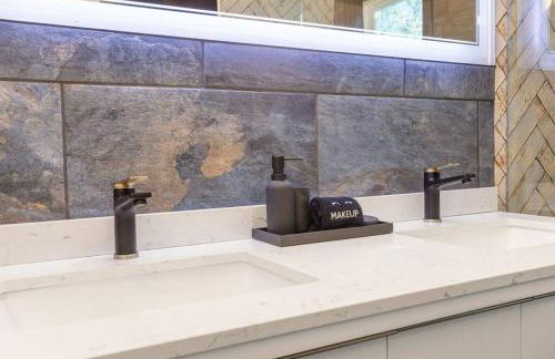 AC 9 BR 4BA Victorian Manor - 1 Block to Beach - Foto 19