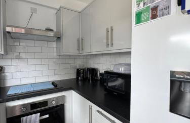 Quiet 2-Bed with Private Garden and Drive - Foto 37