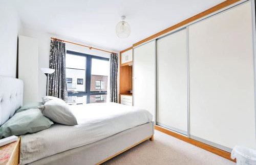 Stylish 2 bed 2 bath apt in Wembley - Foto 15