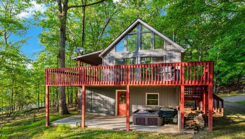 Cozy cabin w hot tub, deck & BBQ - Photo 2