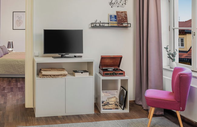 4 Arts Apartments by Adrez Living - Photo 10