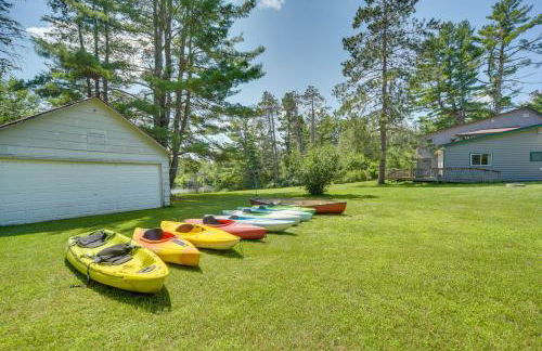 Spacious Winter Retreat with River Access and Kayaks! - Foto 41