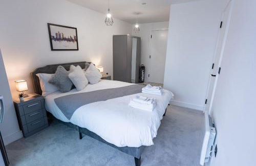 Luxury 2 Bed Apartment, with a balcony city & canal view in Manchester City Centre! - Foto 4