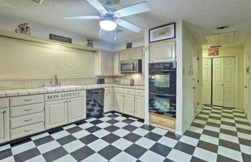 2 Mi to Lake Arlington Spacious Escape with Deck - Foto 4