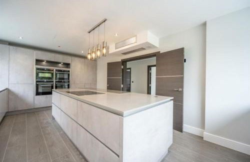 Modern 5 Bedroom Luxury Home with Sea Views and Hot Tub - Photo 21