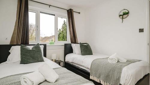 Fowler House 2 Bedroom ,Free WIFI, Parking, Crawley, Close to Gatwick Airport, Contractor friendly, business travellers - Foto 4