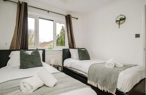 Fowler House 2 Bedroom ,Free WIFI, Parking, Crawley, Close to Gatwick Airport, Contractor friendly, business travellers - Foto 4