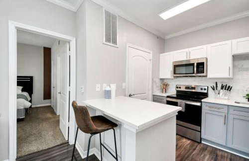 LUX Resort Inspired 2BR Near Houston Pool Gym - Foto 18