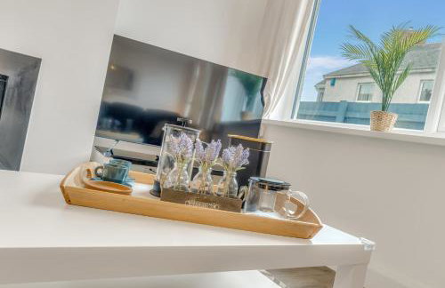 JUNGLE HOT TUB, games room, near eateries, micro brewery, pubs, beauty salons and boutique shops, Argyle, free Netflix, in the heart of Plymouth - Dogs welcome - Hosted by Absolute Accommodation Plymouth - Foto 25