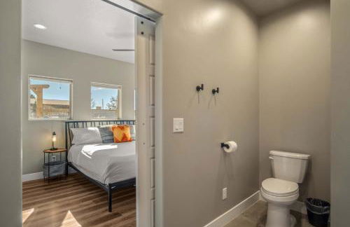 Timber & Tin G 2Bed 2Bath w Pool & Rooftop Deck - Foto 38