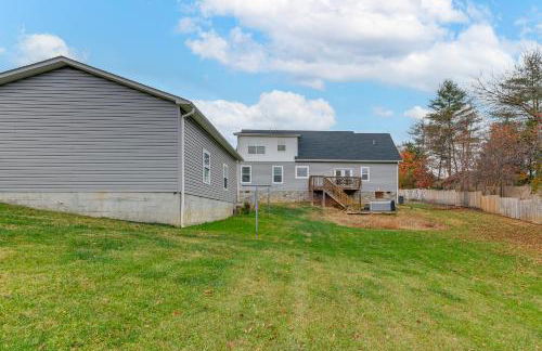 Hot Tub and Yard Temptation Stays Home in Roanoke - Foto 27