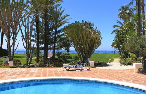 Modern apartment with pool on the beachfront in Marbella by SharingCo - Photo 18