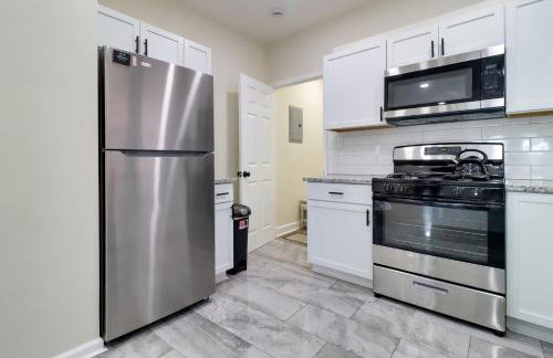 Modern Updates and Great Location! Detroit Duplex - Foto 9