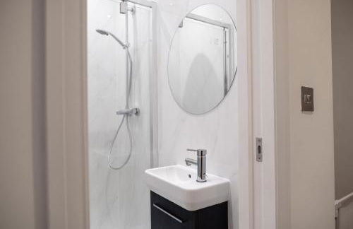 Group Friendly 2 Bed 2 Bath FREE PARKING for 2 Large Vans or up to 4 Cars Zone 2 Sleeps 10 Close to Central London and Zone 2 tube station - Photo 13