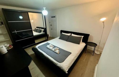 Master Bedroom in a house share thirty minutes away from Waterloo Station Shared Bathroom - Foto 2