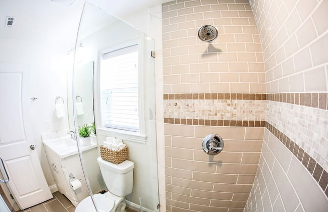 Adorable 3 Bedroom 2 Bath Home - Photo 10