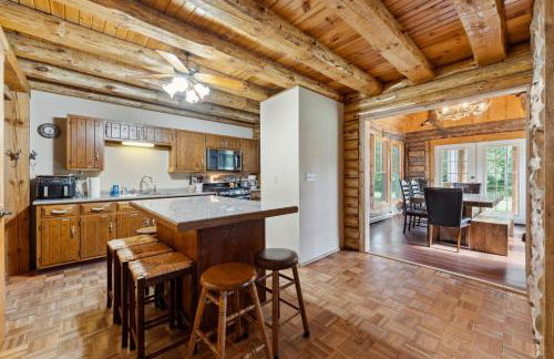 8BR 5BA Huge Dog Friendly Log Cabin near Wisconsin Dells and Lake sleeps 25plus - Foto 13