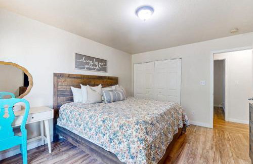 Blue Casa Rio | Riverfront Oasis with Private Beach, Deck & Fire Pit - Foto 16