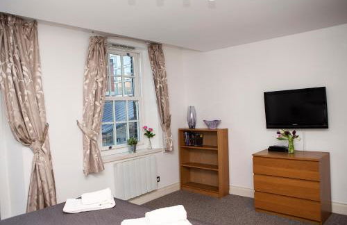 Apt 3, Trafalgar Sq Duplex, 3rd & 4th floor by Indigo Flats - Photo 16