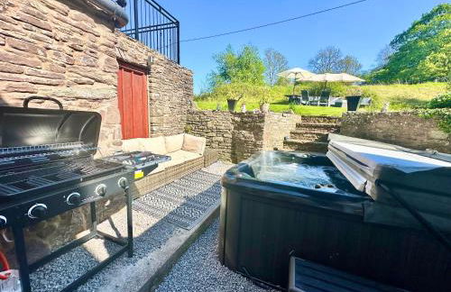 16th Century Farm House,6 Beds,5 BATHROOMS,SLEEPS 15,BBQ,HOT TUB,CINEMA ROOM WITH SURROUND SOUND,With Cymru Holidays - Foto 31