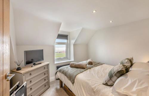 Captain's Quarters - Photo 10