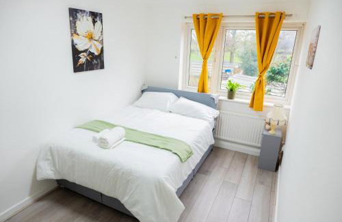Beautiful Modern Home in London, Free Parking, Family Home, Sleeps 9, Close to Railway Station - Foto 29