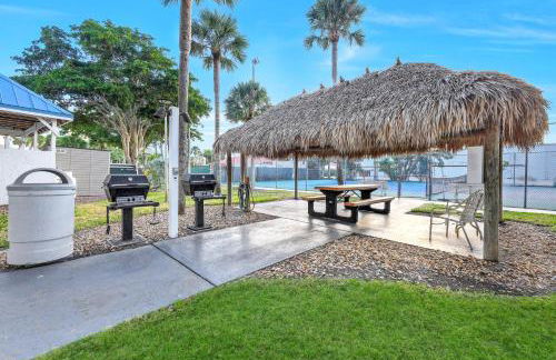 Waterfront Island Oasis! Heated Pool with Stunning View & 2 Full Bath - Foto 24