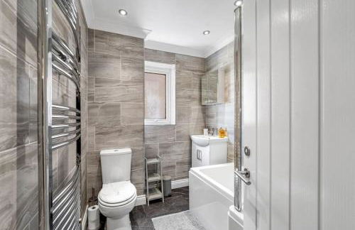 Minutes from the port of Dover, free WiFi, free offroad private parking and rated a guest favourite on Air b nb! - Foto 23