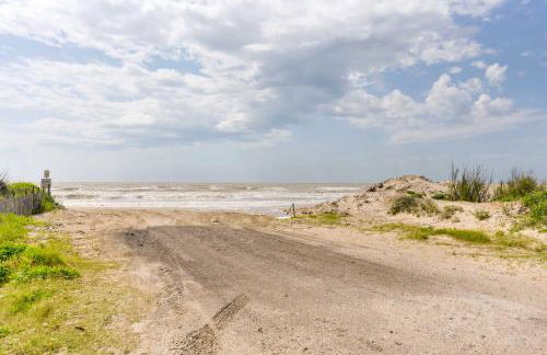 Walk to Crystal Beach! Family Retreat with Deck - Foto 35