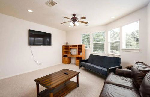 Bedroom with 3.5-Bathroom near Golf Course! - Photo 6