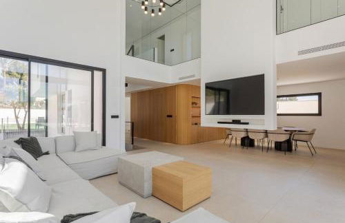 Ultra-Modern 5-Bed Luxury Chalet with Private Pool & Home Cinema 13 Min To Beach - Foto 6