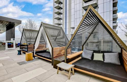 Modern Downtown Condo - Rooftop pool - Top Amenities - Foto 1