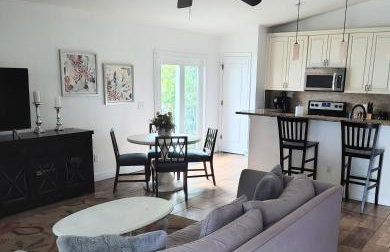 Modern, Upscale, and New Blue Bungalow in the heart of Downtown St Augustine - Foto 3