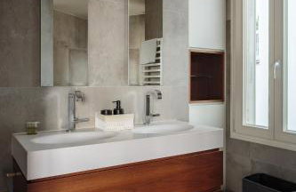 Montaigne - Sunlit Corner Penthouse with Balcony - Photo 34