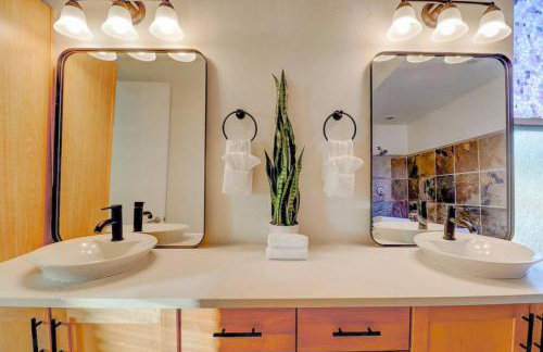 Epic 6BR with Pool, Spa and Fire Pit - Walk to Trails - Foto 38