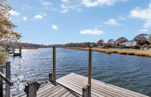 Waterfront Retreat with Private Dock and Fire Pit, Sleeps 8, Outdoor Dining, Spa-Style Primary, Gourmet Kitchen with Dual Dishwashers, Gas Fireplace, River Views, Bright Open Layout, Central AC, Perfect Coastal Escape for Families, 24 Hr Hospitality - Foto 7