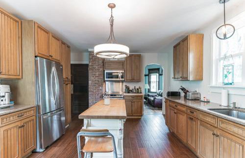 Mountain View Victorian with Convenient Location and Lots of Space tp Play farmhouse - Foto 23