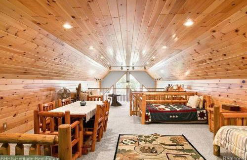 Newer Cottage on the Lake, ample space for boats - Foto 12