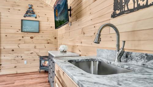 Greenbriar Place, Pickleball Court, Creek, WIFI, Mountain Views, Starting at 79" - Foto 5