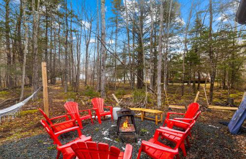 Evergreen Escape Hot Tub Firepit Resort Pool - Foto 35