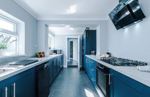 Spacious 4 Bed in Birmingham by 53 Degrees Property, Ideal for Business or Families, Games Room! - Foto 13