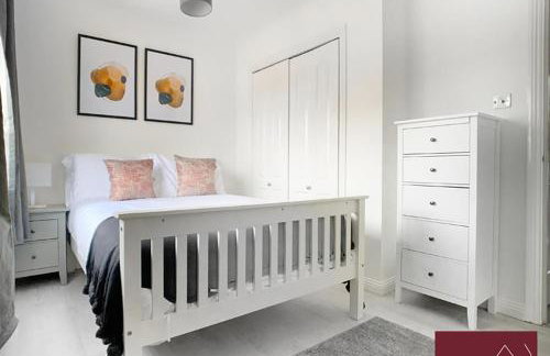 Knaphill, Woking - 3 Bed House - With Garden - Photo 6