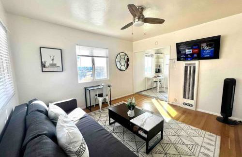 Minimalist 1 bed by Airport & Old Town - Foto 1