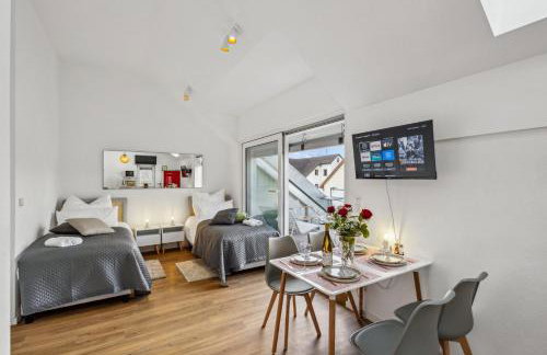 Harmonie Homes - Built in 2025 - High-Quality Beds & Linen - Full Kitchen - Fiber WiFi - 4K Smart TV - 2 Balconies - Elevator - Free Private Parking - Near Augsburg - 20 Min via Autobahn to Munich-West - Foto 6