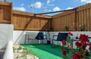 Bungalow with Sunny Private Terrace - Secure Bike or Board Storage - Foto 29