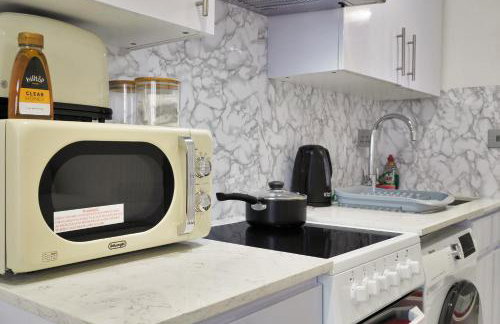 Uxbridge Studio – Private Driveway Parking - Foto 6