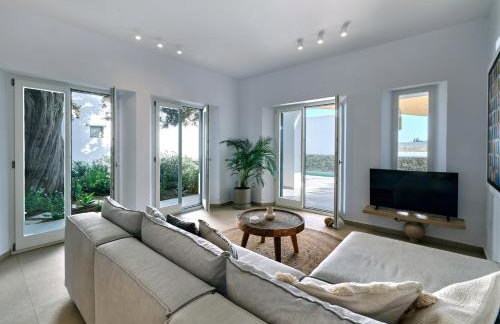 Private Luxury Scarlet beachfront villa, Molos, Paros - Photo 2